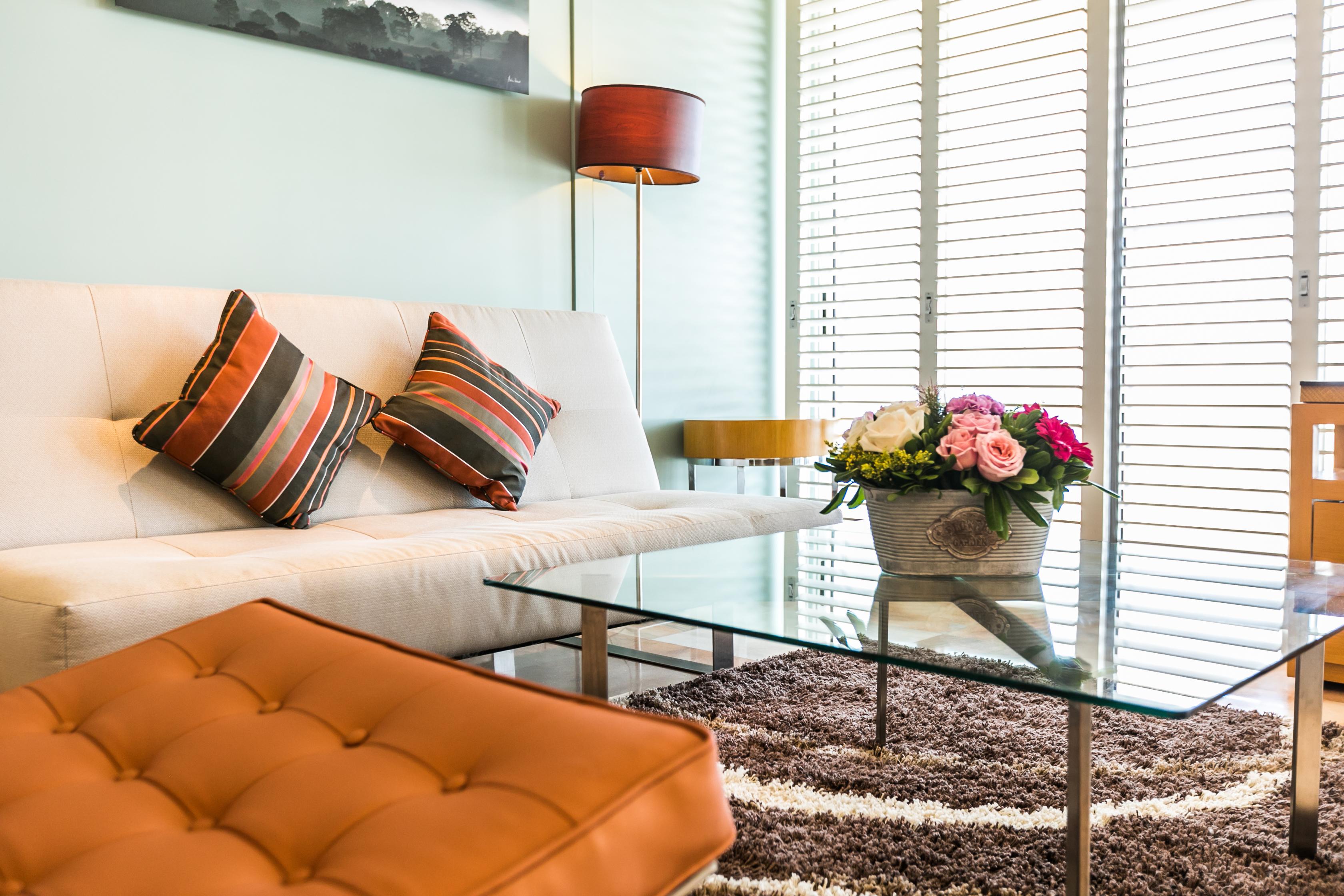 Palacio Mundo Imperial Riviera Diamante Acapulco Exteriör bild A living room with a sofa, ottoman, and coffee table