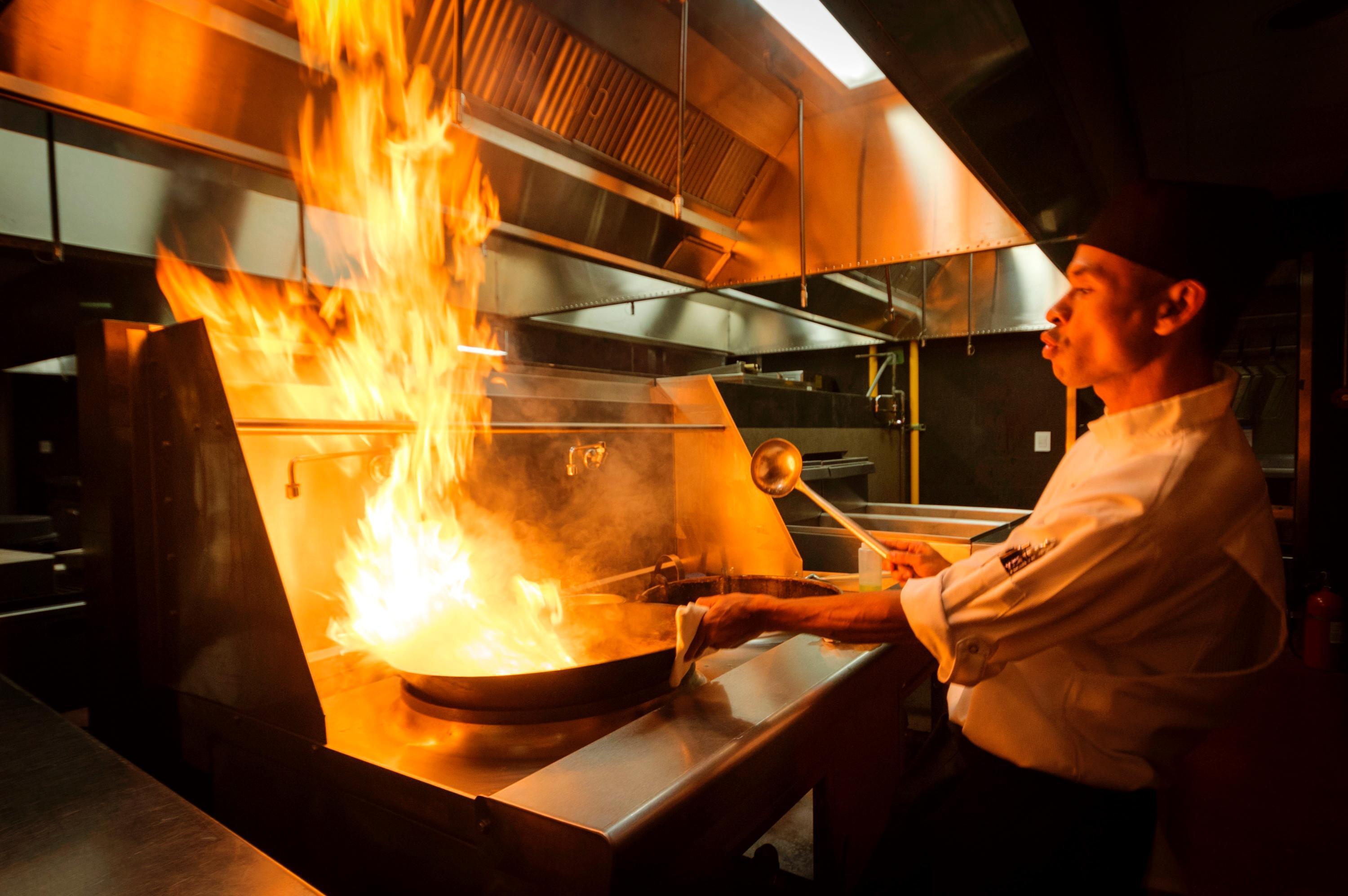 Palacio Mundo Imperial Riviera Diamante Acapulco Exteriör bild A chef cooking with a flaming skillet