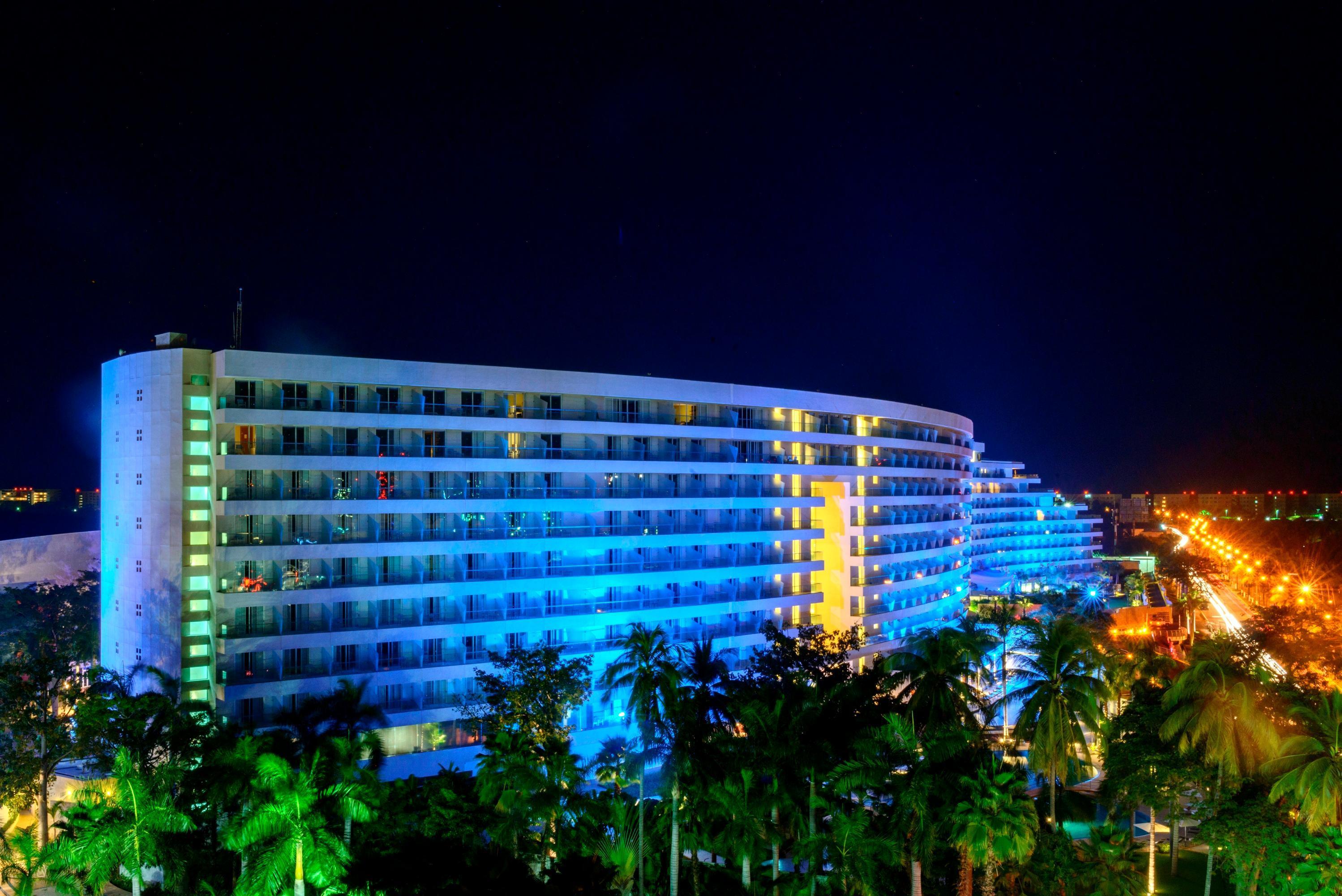 Palacio Mundo Imperial Riviera Diamante Acapulco Exteriör bild The hotel at night