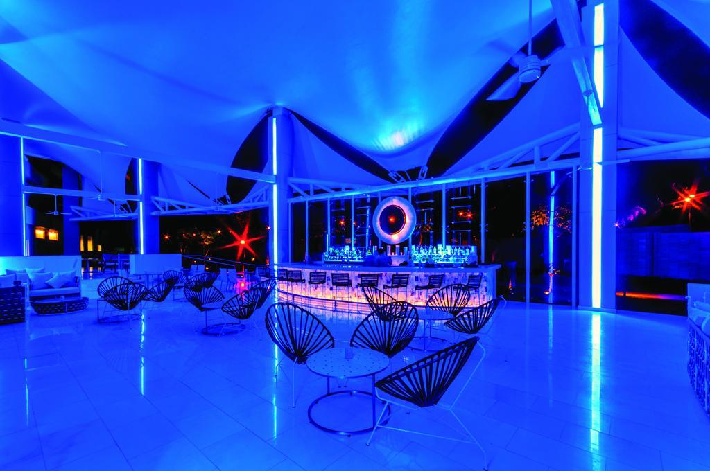 Palacio Mundo Imperial Riviera Diamante Acapulco Exteriör bild The bar at the Sky Bar