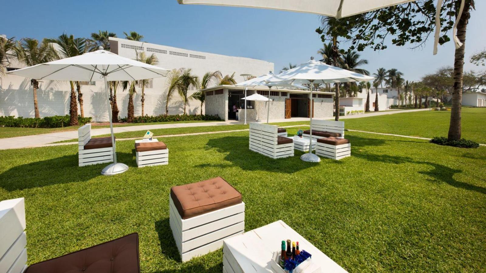Palacio Mundo Imperial Riviera Diamante Acapulco Exteriör bild The lawn at the Jumeirah Beach Hotel